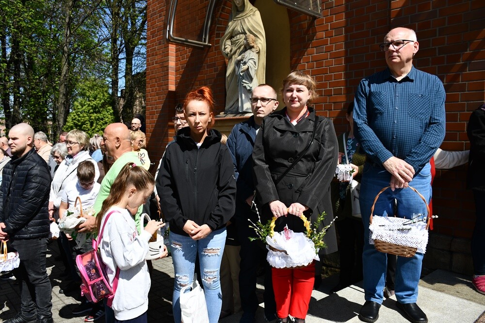 Od rana w Wielką Sobotę mieszkańcy Rudy Śląskiej odwiedzali kościoły, żeby pomodlić się przy symbolicznym grobie Jezusa, a także, żeby poświęcić pokarmy.