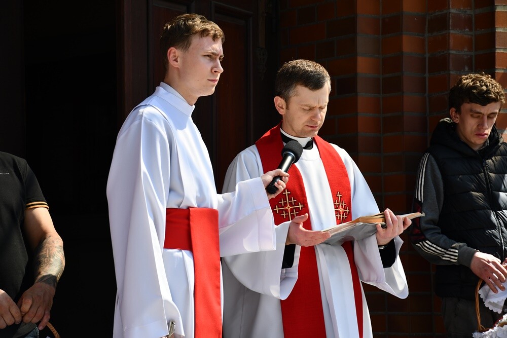 Od rana w Wielką Sobotę mieszkańcy Rudy Śląskiej odwiedzali kościoły, żeby pomodlić się przy symbolicznym grobie Jezusa, a także, żeby poświęcić pokarmy.
