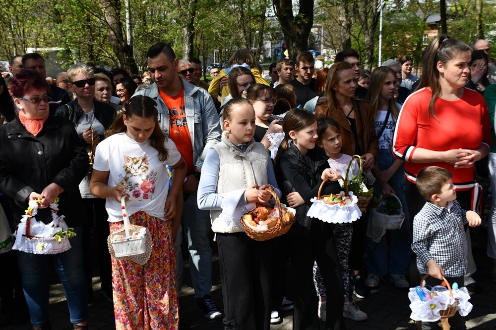Od rana w Wielką Sobotę mieszkańcy Rudy Śląskiej odwiedzali kościoły, żeby pomodlić się przy symbolicznym grobie Jezusa, a także, żeby poświęcić pokarmy.