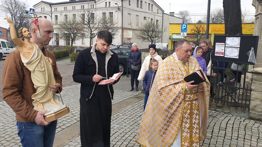W niedzielę wierni obrządków wschodnich - prawosławni i grekokatolicy - obchodzili Wielkanoc. W Rudzie Śląskiej w tym roku świętowało ją wyjątkowo dużo osób. Dlatego w salkach kościoła pw. Trójcy Przenajświętszej zorganizowano świąteczne śniadanie dla Ukraińców.

fot. Parafia pw. Trójcy Przenajświętszej