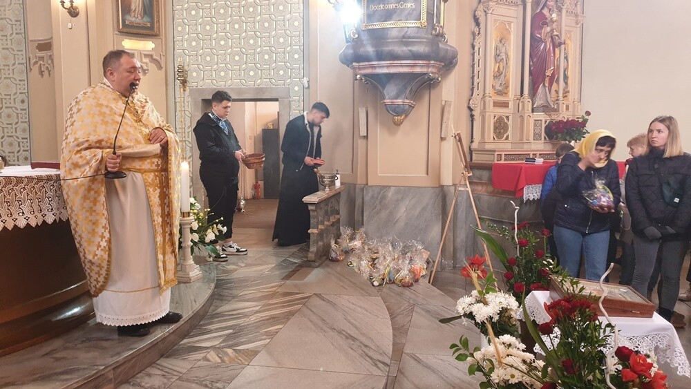 W niedzielę wierni obrządków wschodnich - prawosławni i grekokatolicy - obchodzili Wielkanoc. W Rudzie Śląskiej w tym roku świętowało ją wyjątkowo dużo osób. Dlatego w salkach kościoła pw. Trójcy Przenajświętszej zorganizowano świąteczne śniadanie dla Ukraińców.

fot. Parafia pw. Trójcy Przenajświętszej
