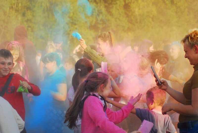 W niedzielę, 3 października, w Bykowinie zorganizowano jesienną odsłonę Święta Kolorów. Barwne wydarzenie niezmiennie przyciąga rzesze ludzi, którzy lubią się bawić, obsypując barwnym proszkiem przy dźwiękach muzyki. Tak było i  tym razem. Zobaczcie zdjęcia!