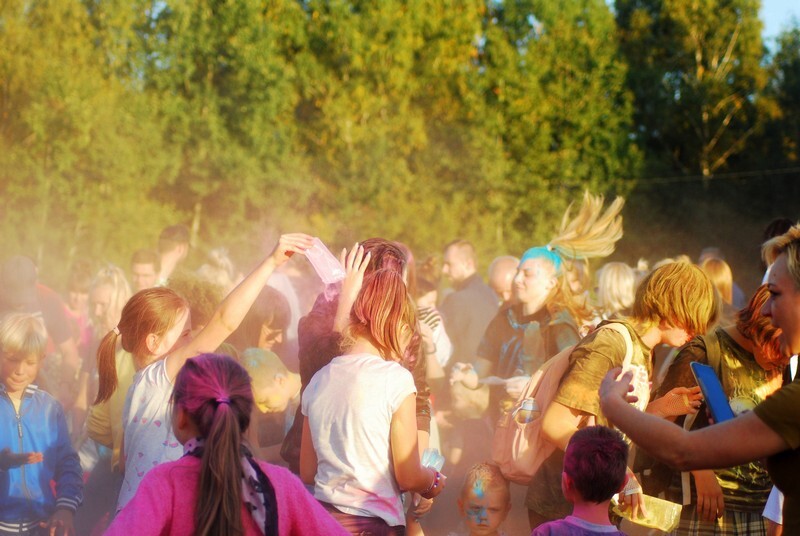 W niedzielę, 3 października, w Bykowinie zorganizowano jesienną odsłonę Święta Kolorów. Barwne wydarzenie niezmiennie przyciąga rzesze ludzi, którzy lubią się bawić, obsypując barwnym proszkiem przy dźwiękach muzyki. Tak było i  tym razem. Zobaczcie zdjęcia!