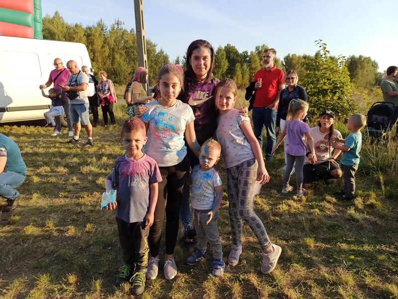 W niedzielę, 3 października, w Bykowinie zorganizowano jesienną odsłonę Święta Kolorów. Barwne wydarzenie niezmiennie przyciąga rzesze ludzi, którzy lubią się bawić, obsypując barwnym proszkiem przy dźwiękach muzyki. Tak było i  tym razem. Zobaczcie zdjęcia!