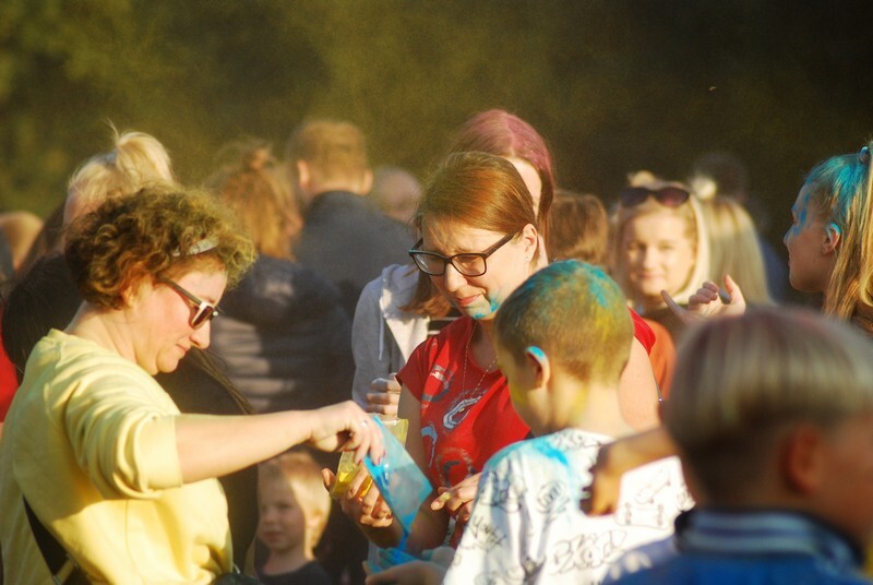 W niedzielę, 3 października, w Bykowinie zorganizowano jesienną odsłonę Święta Kolorów. Barwne wydarzenie niezmiennie przyciąga rzesze ludzi, którzy lubią się bawić, obsypując barwnym proszkiem przy dźwiękach muzyki. Tak było i  tym razem. Zobaczcie zdjęcia!