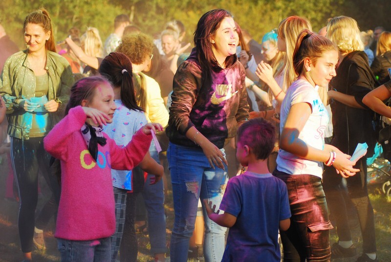 W niedzielę, 3 października, w Bykowinie zorganizowano jesienną odsłonę Święta Kolorów. Barwne wydarzenie niezmiennie przyciąga rzesze ludzi, którzy lubią się bawić, obsypując barwnym proszkiem przy dźwiękach muzyki. Tak było i  tym razem. Zobaczcie zdjęcia!