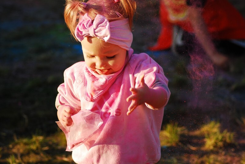 W niedzielę, 3 października, w Bykowinie zorganizowano jesienną odsłonę Święta Kolorów. Barwne wydarzenie niezmiennie przyciąga rzesze ludzi, którzy lubią się bawić, obsypując barwnym proszkiem przy dźwiękach muzyki. Tak było i  tym razem. Zobaczcie zdjęcia!