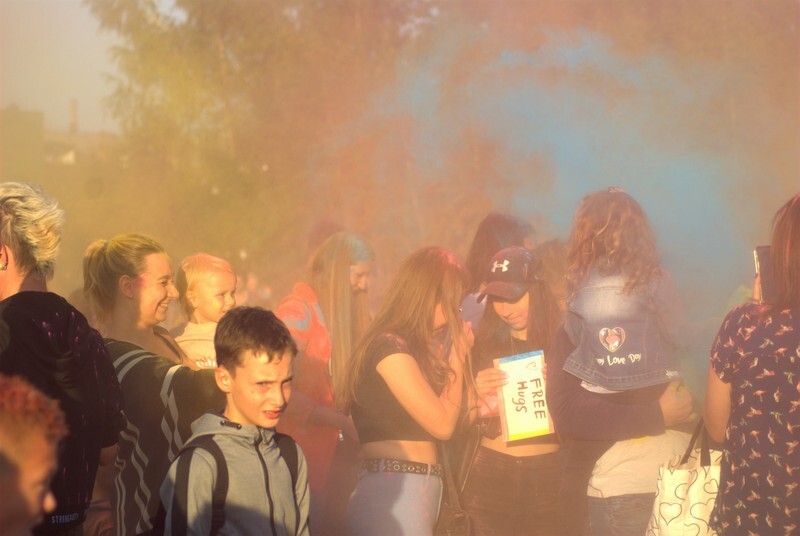 W niedzielę, 3 października, w Bykowinie zorganizowano jesienną odsłonę Święta Kolorów. Barwne wydarzenie niezmiennie przyciąga rzesze ludzi, którzy lubią się bawić, obsypując barwnym proszkiem przy dźwiękach muzyki. Tak było i  tym razem. Zobaczcie zdjęcia!