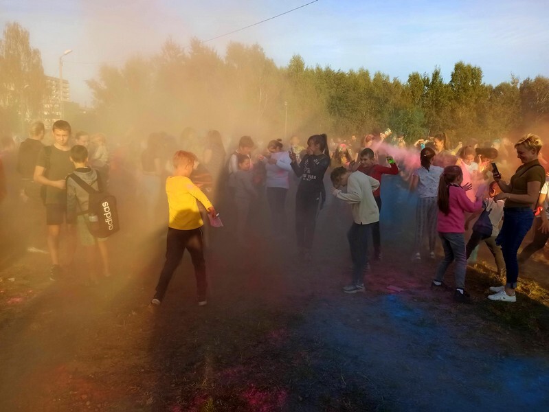 W niedzielę, 3 października, w Bykowinie zorganizowano jesienną odsłonę Święta Kolorów. Barwne wydarzenie niezmiennie przyciąga rzesze ludzi, którzy lubią się bawić, obsypując barwnym proszkiem przy dźwiękach muzyki. Tak było i  tym razem. Zobaczcie zdjęcia!