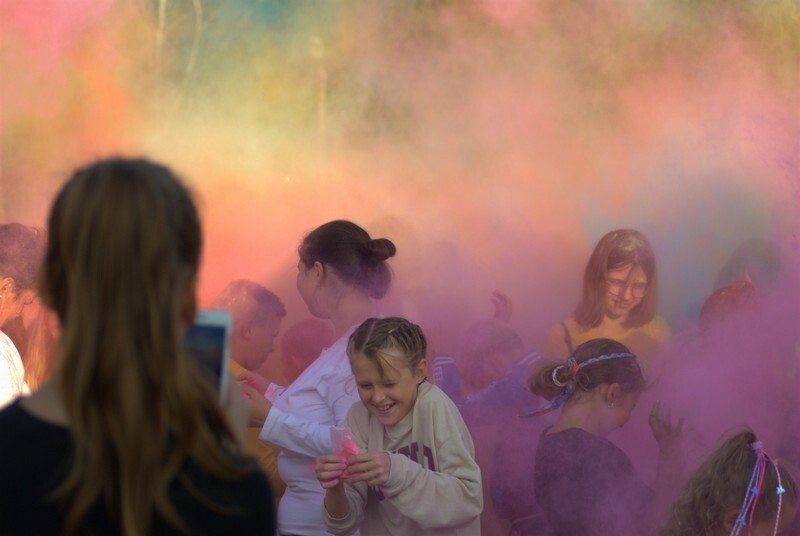 W niedzielę, 3 października, w Bykowinie zorganizowano jesienną odsłonę Święta Kolorów. Barwne wydarzenie niezmiennie przyciąga rzesze ludzi, którzy lubią się bawić, obsypując barwnym proszkiem przy dźwiękach muzyki. Tak było i  tym razem. Zobaczcie zdjęcia!