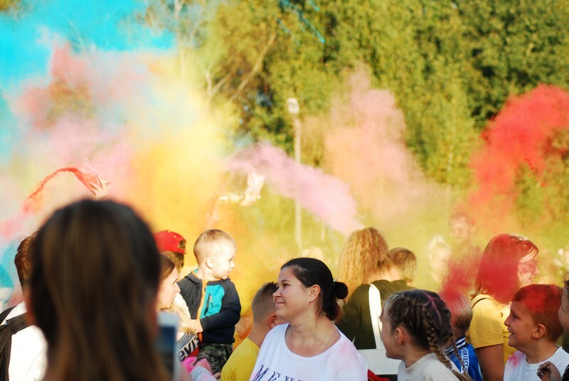 W niedzielę, 3 października, w Bykowinie zorganizowano jesienną odsłonę Święta Kolorów. Barwne wydarzenie niezmiennie przyciąga rzesze ludzi, którzy lubią się bawić, obsypując barwnym proszkiem przy dźwiękach muzyki. Tak było i  tym razem. Zobaczcie zdjęcia!