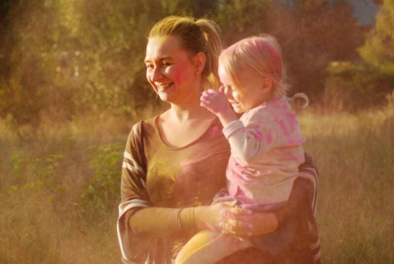 W niedzielę, 3 października, w Bykowinie zorganizowano jesienną odsłonę Święta Kolorów. Barwne wydarzenie niezmiennie przyciąga rzesze ludzi, którzy lubią się bawić, obsypując barwnym proszkiem przy dźwiękach muzyki. Tak było i  tym razem. Zobaczcie zdjęcia!