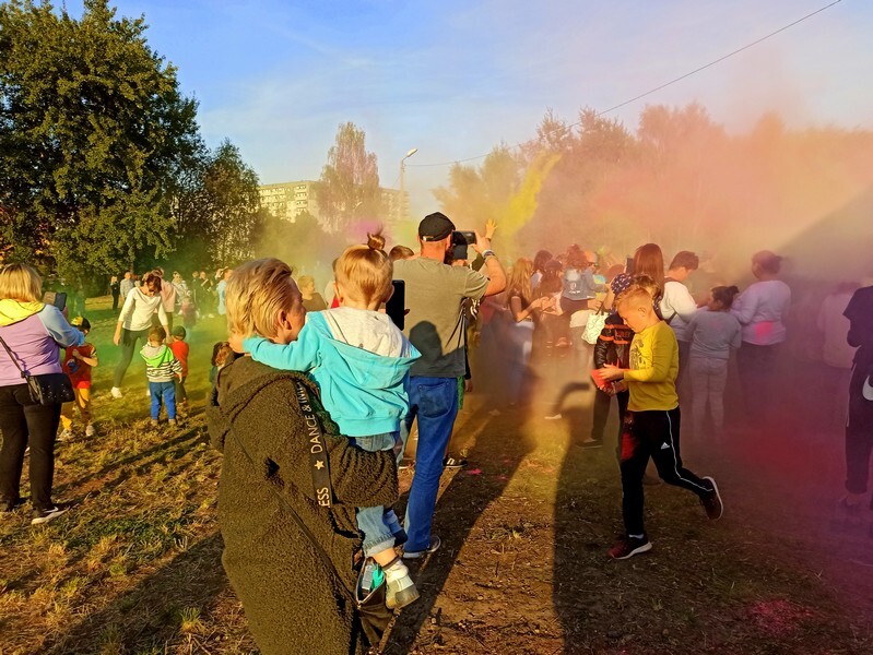 W niedzielę, 3 października, w Bykowinie zorganizowano jesienną odsłonę Święta Kolorów. Barwne wydarzenie niezmiennie przyciąga rzesze ludzi, którzy lubią się bawić, obsypując barwnym proszkiem przy dźwiękach muzyki. Tak było i  tym razem. Zobaczcie zdjęcia!
