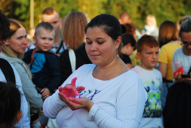 W niedzielę, 3 października, w Bykowinie zorganizowano jesienną odsłonę Święta Kolorów. Barwne wydarzenie niezmiennie przyciąga rzesze ludzi, którzy lubią się bawić, obsypując barwnym proszkiem przy dźwiękach muzyki. Tak było i  tym razem. Zobaczcie zdjęcia!
