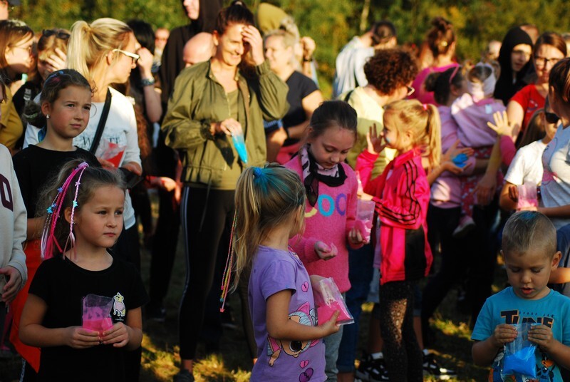 W niedzielę, 3 października, w Bykowinie zorganizowano jesienną odsłonę Święta Kolorów. Barwne wydarzenie niezmiennie przyciąga rzesze ludzi, którzy lubią się bawić, obsypując barwnym proszkiem przy dźwiękach muzyki. Tak było i  tym razem. Zobaczcie zdjęcia!