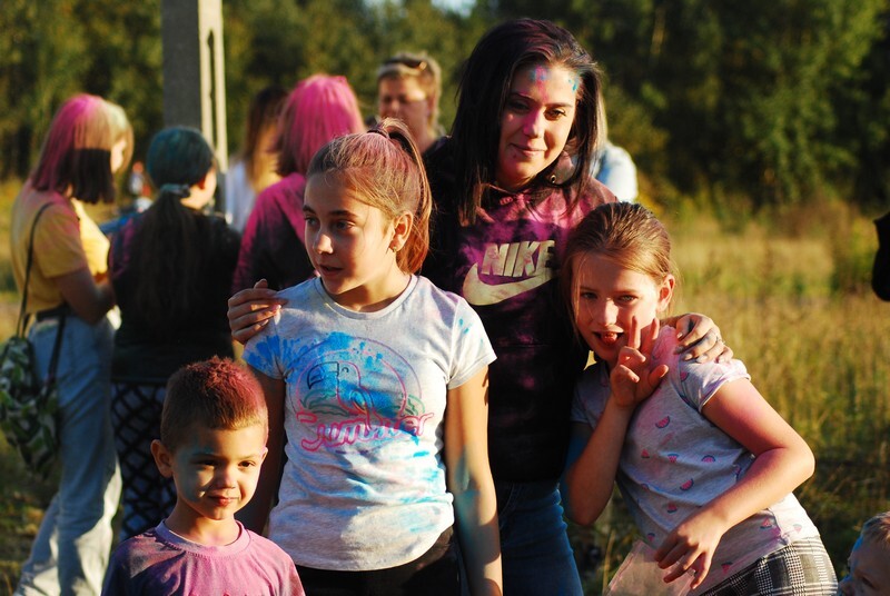 W niedzielę, 3 października, w Bykowinie zorganizowano jesienną odsłonę Święta Kolorów. Barwne wydarzenie niezmiennie przyciąga rzesze ludzi, którzy lubią się bawić, obsypując barwnym proszkiem przy dźwiękach muzyki. Tak było i  tym razem. Zobaczcie zdjęcia!