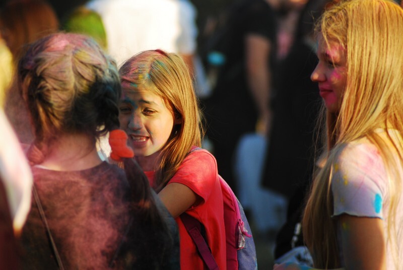 W niedzielę, 3 października, w Bykowinie zorganizowano jesienną odsłonę Święta Kolorów. Barwne wydarzenie niezmiennie przyciąga rzesze ludzi, którzy lubią się bawić, obsypując barwnym proszkiem przy dźwiękach muzyki. Tak było i  tym razem. Zobaczcie zdjęcia!