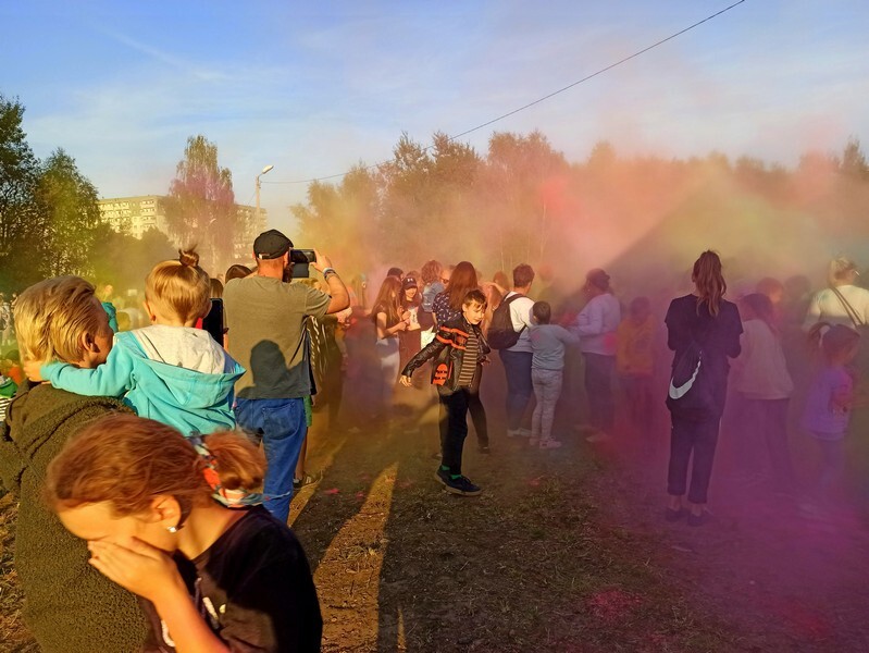 W niedzielę, 3 października, w Bykowinie zorganizowano jesienną odsłonę Święta Kolorów. Barwne wydarzenie niezmiennie przyciąga rzesze ludzi, którzy lubią się bawić, obsypując barwnym proszkiem przy dźwiękach muzyki. Tak było i  tym razem. Zobaczcie zdjęcia!