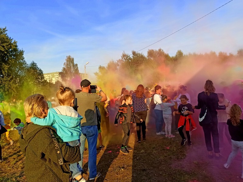 W niedzielę, 3 października, w Bykowinie zorganizowano jesienną odsłonę Święta Kolorów. Barwne wydarzenie niezmiennie przyciąga rzesze ludzi, którzy lubią się bawić, obsypując barwnym proszkiem przy dźwiękach muzyki. Tak było i  tym razem. Zobaczcie zdjęcia!