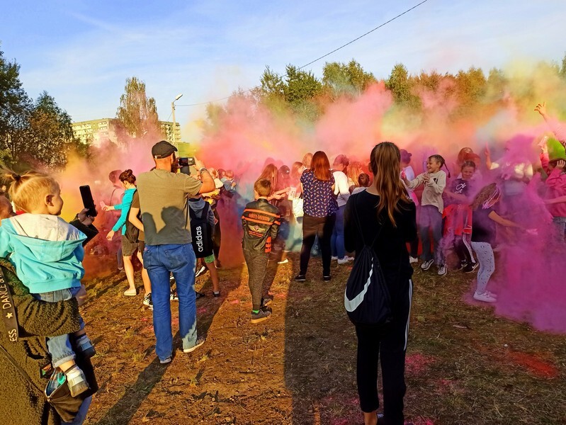 W niedzielę, 3 października, w Bykowinie zorganizowano jesienną odsłonę Święta Kolorów. Barwne wydarzenie niezmiennie przyciąga rzesze ludzi, którzy lubią się bawić, obsypując barwnym proszkiem przy dźwiękach muzyki. Tak było i  tym razem. Zobaczcie zdjęcia!