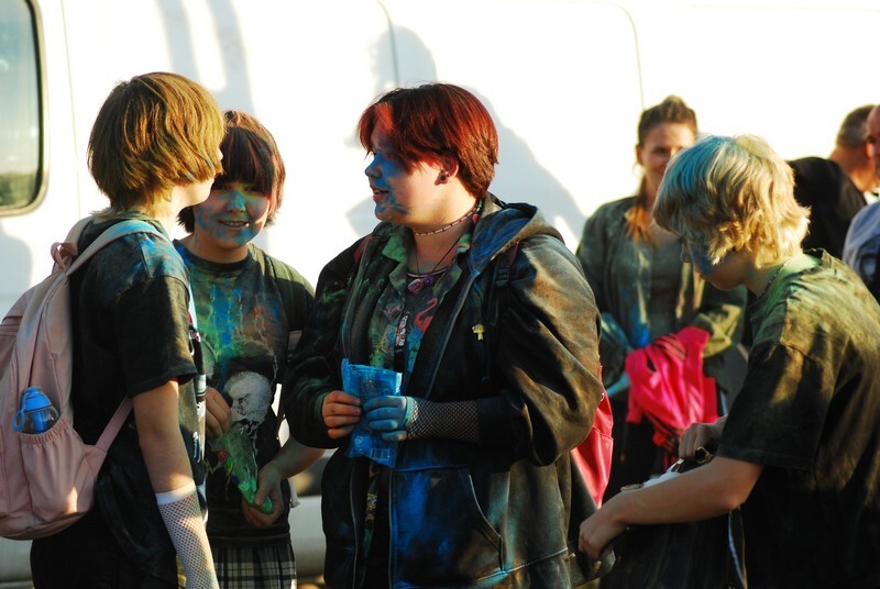 W niedzielę, 3 października, w Bykowinie zorganizowano jesienną odsłonę Święta Kolorów. Barwne wydarzenie niezmiennie przyciąga rzesze ludzi, którzy lubią się bawić, obsypując barwnym proszkiem przy dźwiękach muzyki. Tak było i  tym razem. Zobaczcie zdjęcia!