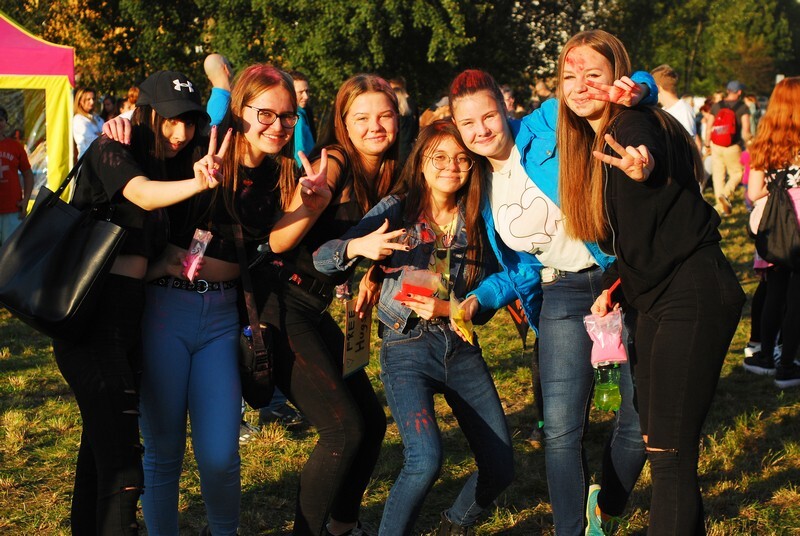 W niedzielę, 3 października, w Bykowinie zorganizowano jesienną odsłonę Święta Kolorów. Barwne wydarzenie niezmiennie przyciąga rzesze ludzi, którzy lubią się bawić, obsypując barwnym proszkiem przy dźwiękach muzyki. Tak było i  tym razem. Zobaczcie zdjęcia!