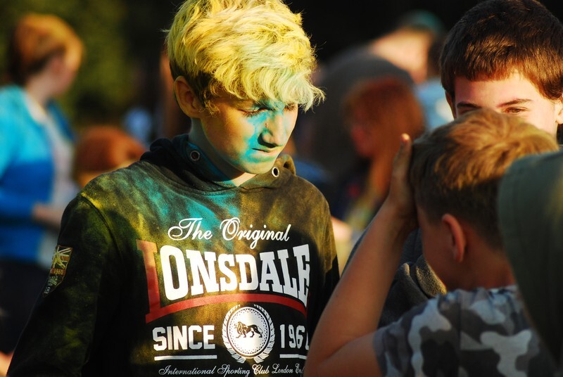 W niedzielę, 3 października, w Bykowinie zorganizowano jesienną odsłonę Święta Kolorów. Barwne wydarzenie niezmiennie przyciąga rzesze ludzi, którzy lubią się bawić, obsypując barwnym proszkiem przy dźwiękach muzyki. Tak było i  tym razem. Zobaczcie zdjęcia!