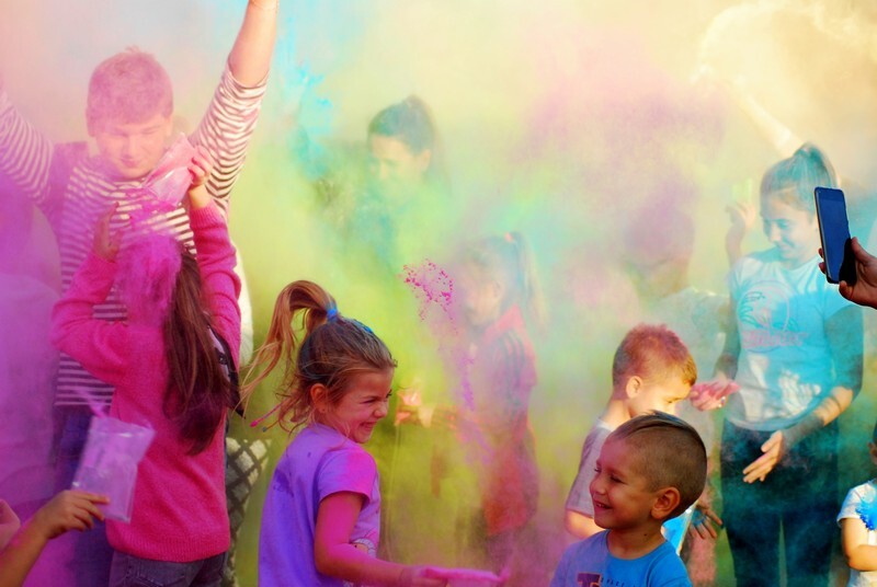 W niedzielę, 3 października, w Bykowinie zorganizowano jesienną odsłonę Święta Kolorów. Barwne wydarzenie niezmiennie przyciąga rzesze ludzi, którzy lubią się bawić, obsypując barwnym proszkiem przy dźwiękach muzyki. Tak było i  tym razem. Zobaczcie zdjęcia!