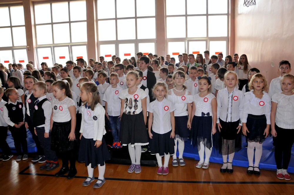 W wielu szkołach Rudy Śląskiej odbyły się dzisiaj obchody stulecia niepodległości. Wspaniałą uroczystością uczcili te niezwykłe święto również uczniowie Szkoły Podstawowej nr 22 na Nowym Bytomiu.