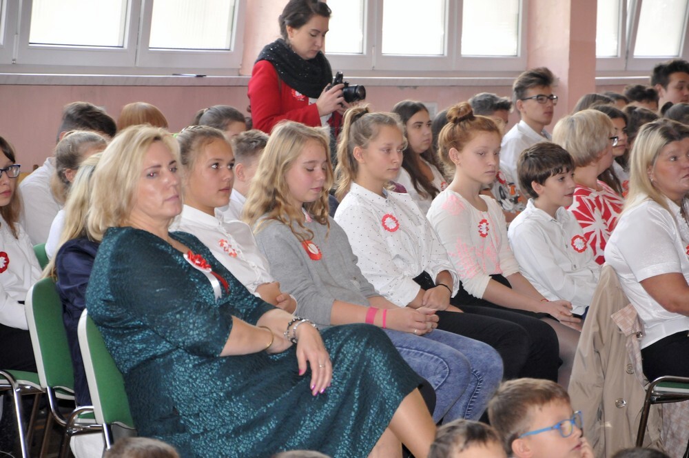W wielu szkołach Rudy Śląskiej odbyły się dzisiaj obchody stulecia niepodległości. Wspaniałą uroczystością uczcili te niezwykłe święto również uczniowie Szkoły Podstawowej nr 22 na Nowym Bytomiu.