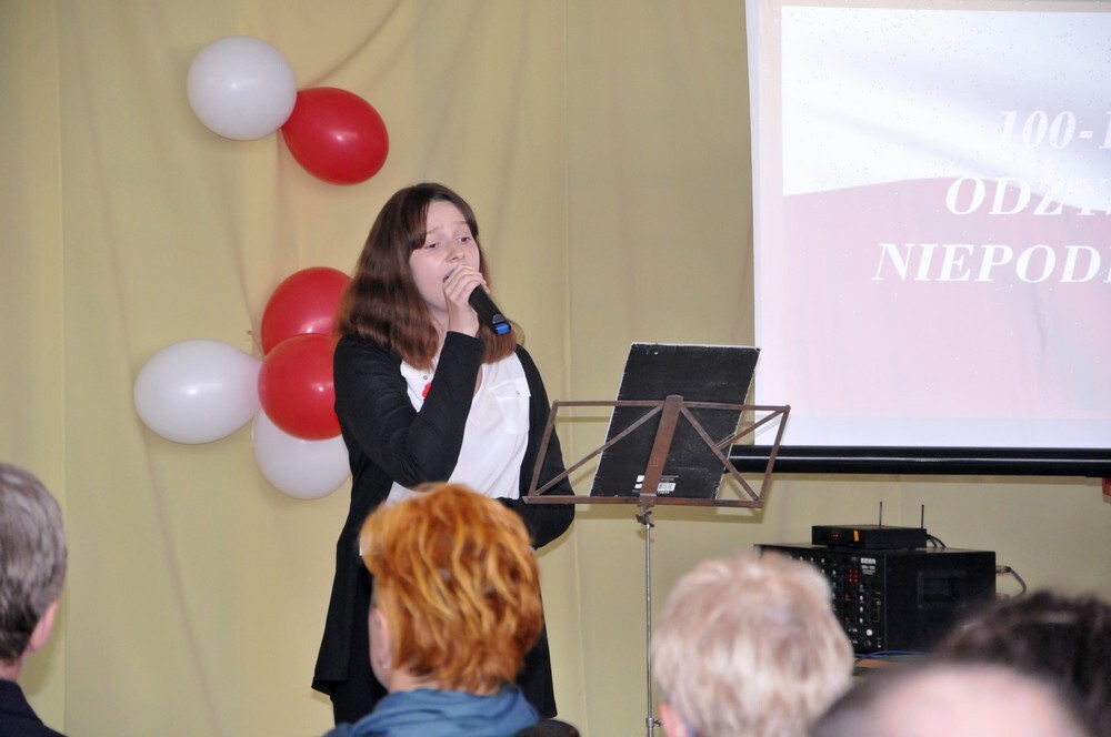 W wielu szkołach Rudy Śląskiej odbyły się dzisiaj obchody stulecia niepodległości. Wspaniałą uroczystością uczcili te niezwykłe święto również uczniowie Szkoły Podstawowej nr 22 na Nowym Bytomiu.