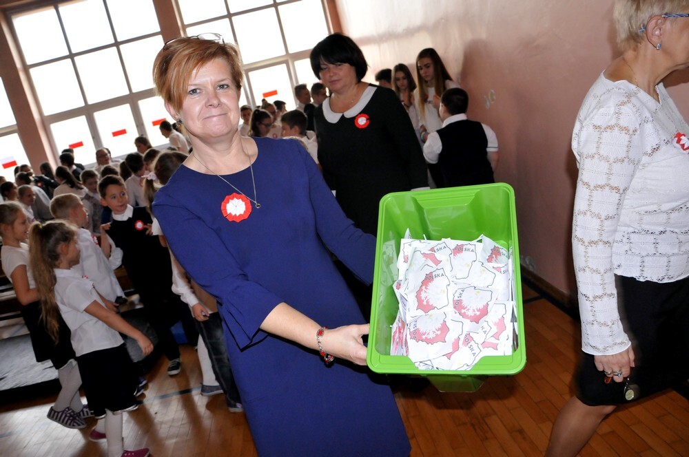 W wielu szkołach Rudy Śląskiej odbyły się dzisiaj obchody stulecia niepodległości. Wspaniałą uroczystością uczcili te niezwykłe święto również uczniowie Szkoły Podstawowej nr 22 na Nowym Bytomiu.