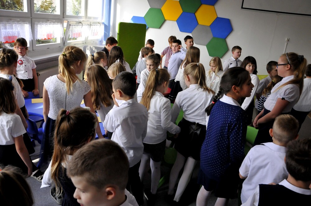 W wielu szkołach Rudy Śląskiej odbyły się dzisiaj obchody stulecia niepodległości. Wspaniałą uroczystością uczcili te niezwykłe święto również uczniowie Szkoły Podstawowej nr 22 na Nowym Bytomiu.