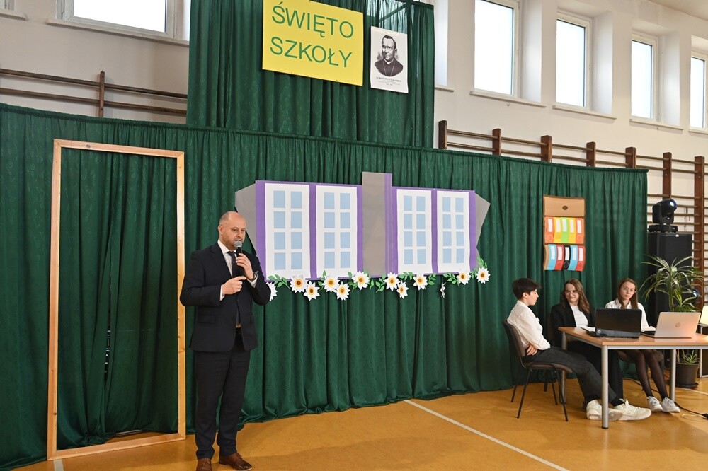 Szkoła Podstawowa nr 18 wspominała w ubiegłym tygodniu swojego patrona ks. Konstantego Damrota. / fot. UM Ruda Śląska
