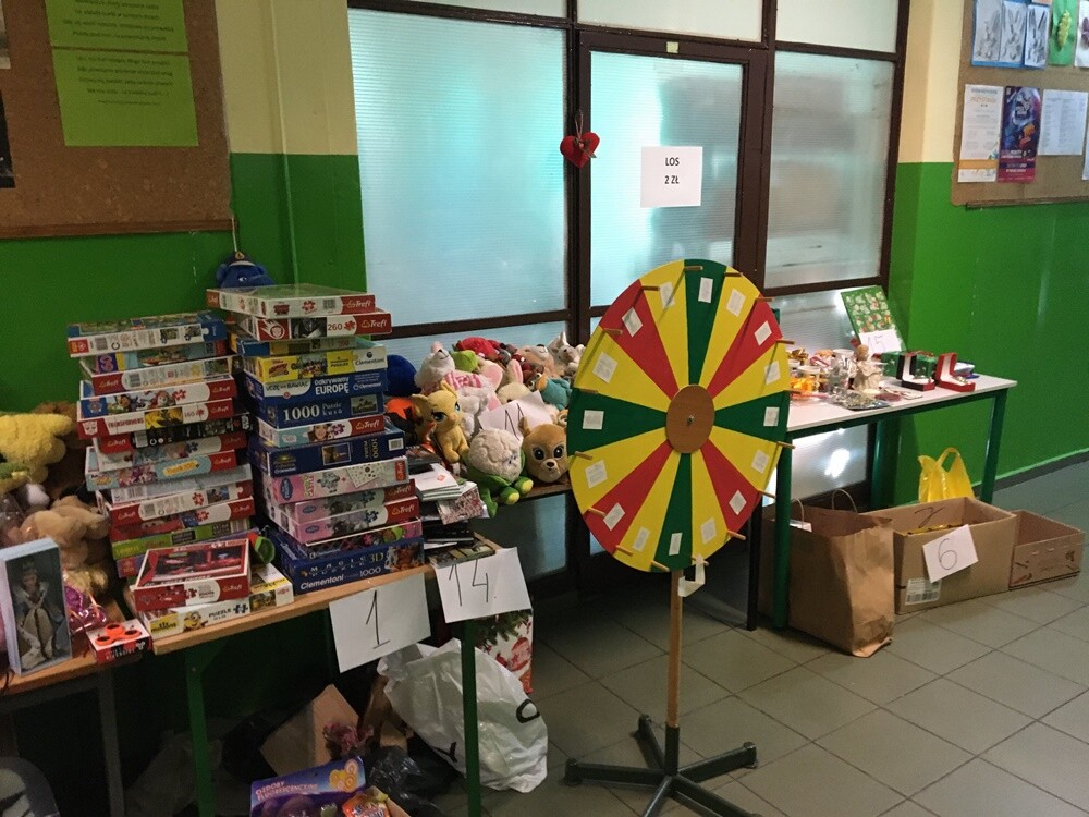 Jan Stefan Dworak od 27 lat jest Patronem Szkoły Podstawowej nr 22. Przez te wszystkie lata zmieniające się pokolenia uczniów szczyciły się swoim mentorem i co roku 10 grudnia uroczyście obchodziły jego święto. W bieżącym - 120. rocznica jego urodzin zbiega się ze stuleciem I powstania śląskiego i to nadało Świętu Szkoły wyjątkową rangę. Młodzież złożyła kwiaty pod tablicą  pamiątkową i na grobie patrona, wyrażając w ten sposób szacunek i cześć.