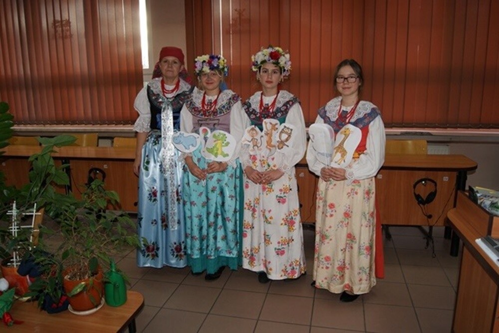 Jan Stefan Dworak od 27 lat jest Patronem Szkoły Podstawowej nr 22. Przez te wszystkie lata zmieniające się pokolenia uczniów szczyciły się swoim mentorem i co roku 10 grudnia uroczyście obchodziły jego święto. W bieżącym - 120. rocznica jego urodzin zbiega się ze stuleciem I powstania śląskiego i to nadało Świętu Szkoły wyjątkową rangę. Młodzież złożyła kwiaty pod tablicą  pamiątkową i na grobie patrona, wyrażając w ten sposób szacunek i cześć.