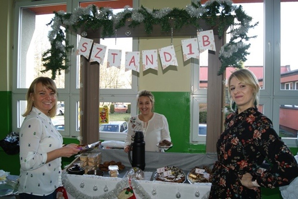 Jan Stefan Dworak od 27 lat jest Patronem Szkoły Podstawowej nr 22. Przez te wszystkie lata zmieniające się pokolenia uczniów szczyciły się swoim mentorem i co roku 10 grudnia uroczyście obchodziły jego święto. W bieżącym - 120. rocznica jego urodzin zbiega się ze stuleciem I powstania śląskiego i to nadało Świętu Szkoły wyjątkową rangę. Młodzież złożyła kwiaty pod tablicą  pamiątkową i na grobie patrona, wyrażając w ten sposób szacunek i cześć.