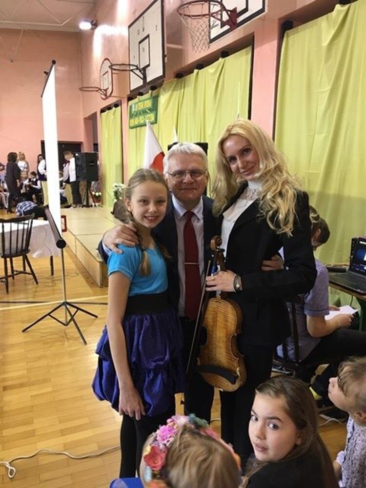 Jan Stefan Dworak od 27 lat jest Patronem Szkoły Podstawowej nr 22. Przez te wszystkie lata zmieniające się pokolenia uczniów szczyciły się swoim mentorem i co roku 10 grudnia uroczyście obchodziły jego święto. W bieżącym - 120. rocznica jego urodzin zbiega się ze stuleciem I powstania śląskiego i to nadało Świętu Szkoły wyjątkową rangę. Młodzież złożyła kwiaty pod tablicą  pamiątkową i na grobie patrona, wyrażając w ten sposób szacunek i cześć.