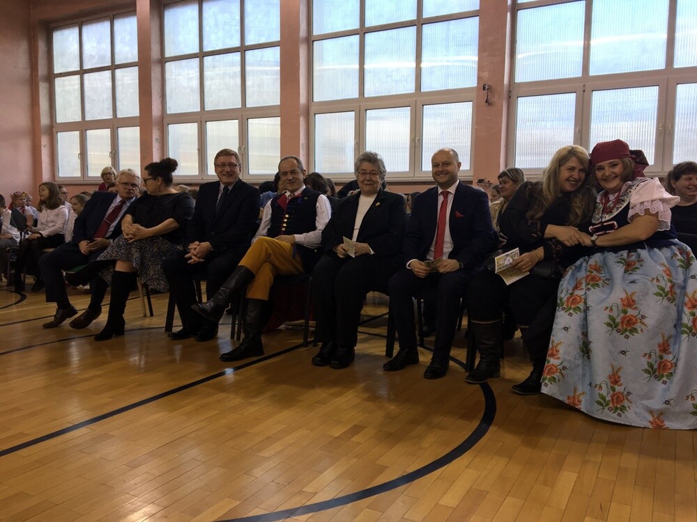 Jan Stefan Dworak od 27 lat jest Patronem Szkoły Podstawowej nr 22. Przez te wszystkie lata zmieniające się pokolenia uczniów szczyciły się swoim mentorem i co roku 10 grudnia uroczyście obchodziły jego święto. W bieżącym - 120. rocznica jego urodzin zbiega się ze stuleciem I powstania śląskiego i to nadało Świętu Szkoły wyjątkową rangę. Młodzież złożyła kwiaty pod tablicą  pamiątkową i na grobie patrona, wyrażając w ten sposób szacunek i cześć.