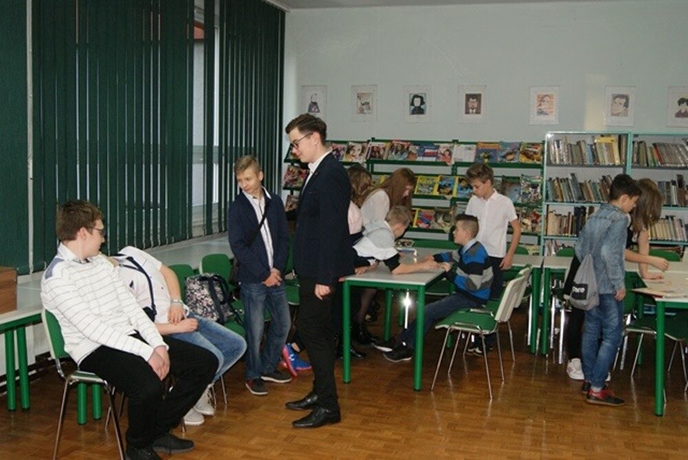 Jan Stefan Dworak od 27 lat jest Patronem Szkoły Podstawowej nr 22. Przez te wszystkie lata zmieniające się pokolenia uczniów szczyciły się swoim mentorem i co roku 10 grudnia uroczyście obchodziły jego święto. W bieżącym - 120. rocznica jego urodzin zbiega się ze stuleciem I powstania śląskiego i to nadało Świętu Szkoły wyjątkową rangę. Młodzież złożyła kwiaty pod tablicą  pamiątkową i na grobie patrona, wyrażając w ten sposób szacunek i cześć.