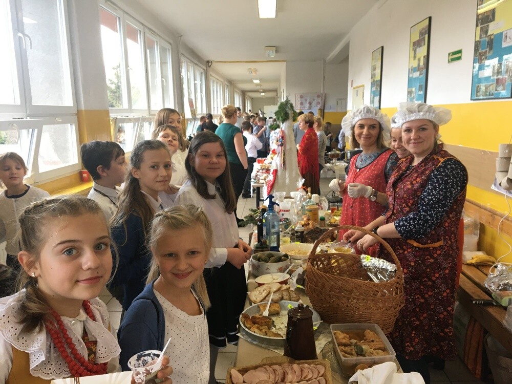 Jan Stefan Dworak od 27 lat jest Patronem Szkoły Podstawowej nr 22. Przez te wszystkie lata zmieniające się pokolenia uczniów szczyciły się swoim mentorem i co roku 10 grudnia uroczyście obchodziły jego święto. W bieżącym - 120. rocznica jego urodzin zbiega się ze stuleciem I powstania śląskiego i to nadało Świętu Szkoły wyjątkową rangę. Młodzież złożyła kwiaty pod tablicą  pamiątkową i na grobie patrona, wyrażając w ten sposób szacunek i cześć.