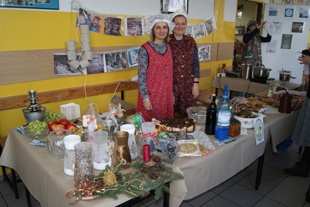 Jan Stefan Dworak od 27 lat jest Patronem Szkoły Podstawowej nr 22. Przez te wszystkie lata zmieniające się pokolenia uczniów szczyciły się swoim mentorem i co roku 10 grudnia uroczyście obchodziły jego święto. W bieżącym - 120. rocznica jego urodzin zbiega się ze stuleciem I powstania śląskiego i to nadało Świętu Szkoły wyjątkową rangę. Młodzież złożyła kwiaty pod tablicą  pamiątkową i na grobie patrona, wyrażając w ten sposób szacunek i cześć.