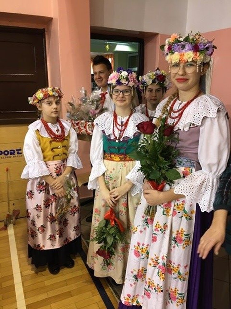 Jan Stefan Dworak od 27 lat jest Patronem Szkoły Podstawowej nr 22. Przez te wszystkie lata zmieniające się pokolenia uczniów szczyciły się swoim mentorem i co roku 10 grudnia uroczyście obchodziły jego święto. W bieżącym - 120. rocznica jego urodzin zbiega się ze stuleciem I powstania śląskiego i to nadało Świętu Szkoły wyjątkową rangę. Młodzież złożyła kwiaty pod tablicą  pamiątkową i na grobie patrona, wyrażając w ten sposób szacunek i cześć.