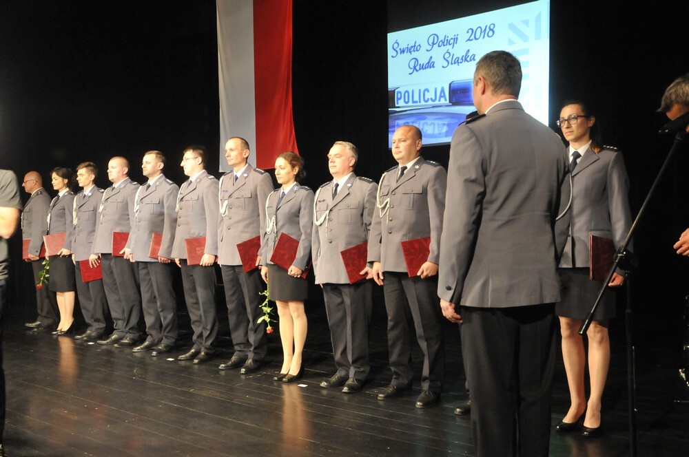 99 lat minęło od uchwalenie przez sejm II Rzeczpospolitej ustawy powołującej policję państwową. Jak co roku funkcjonariusze obchodzą swoje święto, którego istotnym elementem jest uroczyste wręczenie aktów mianowania na wyższe stopnie policyjne, a także nagród i odznaczeń honorowych dla osób wyróżniających się w swojej codziennej służbie.