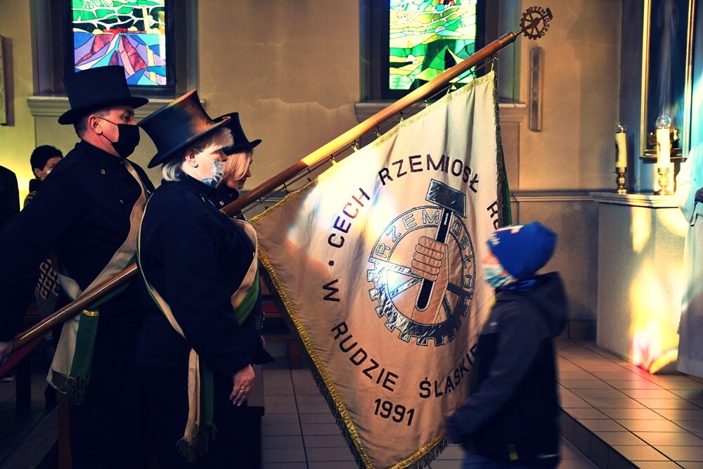 Rudzcy rzemieślnicy z 63 zakładów zrzeszonych w Cechu Rzemiosł i Przedsiębiorczości w Rudzie Śląskiej obchodzili wczoraj święto swoich patronów - św. Józefa i św. Klemensa oraz 63-lecie istnienia organizacji.

fot. Jacek Knapik