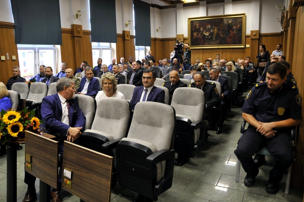 W miniony piątek Straż Miejska Rudy Śląskiej obchodziła swoje święto. Z tej okazji wielu strażników pojawiło się w Sali obrad, gdzie nastąpiło między innymi uroczyste mianowanie na wyższe stopnie, a osoby wyróżniające się w swojej służbie otrzymały nagrody i wyróżnienia.