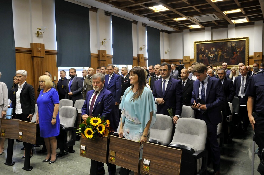 W miniony piątek Straż Miejska Rudy Śląskiej obchodziła swoje święto. Z tej okazji wielu strażników pojawiło się w Sali obrad, gdzie nastąpiło między innymi uroczyste mianowanie na wyższe stopnie, a osoby wyróżniające się w swojej służbie otrzymały nagrody i wyróżnienia.