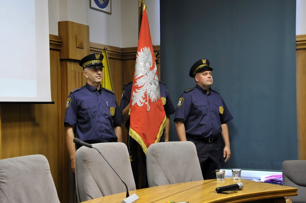 W miniony piątek Straż Miejska Rudy Śląskiej obchodziła swoje święto. Z tej okazji wielu strażników pojawiło się w Sali obrad, gdzie nastąpiło między innymi uroczyste mianowanie na wyższe stopnie, a osoby wyróżniające się w swojej służbie otrzymały nagrody i wyróżnienia.