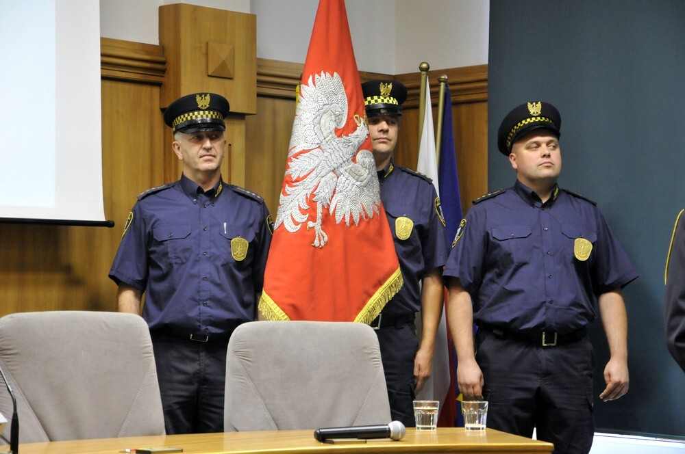 W miniony piątek Straż Miejska Rudy Śląskiej obchodziła swoje święto. Z tej okazji wielu strażników pojawiło się w Sali obrad, gdzie nastąpiło między innymi uroczyste mianowanie na wyższe stopnie, a osoby wyróżniające się w swojej służbie otrzymały nagrody i wyróżnienia.