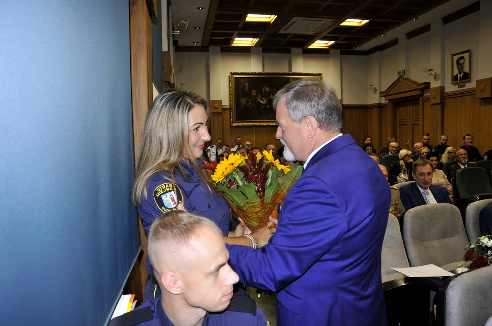 W miniony piątek Straż Miejska Rudy Śląskiej obchodziła swoje święto. Z tej okazji wielu strażników pojawiło się w Sali obrad, gdzie nastąpiło między innymi uroczyste mianowanie na wyższe stopnie, a osoby wyróżniające się w swojej służbie otrzymały nagrody i wyróżnienia.